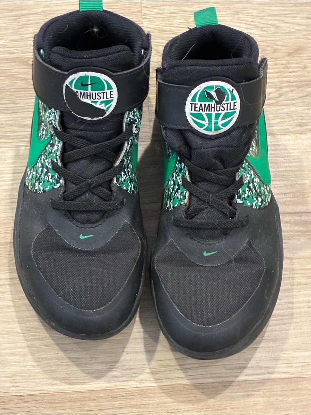 Nike Team Hustle Basketball Sneakers kids Size 2